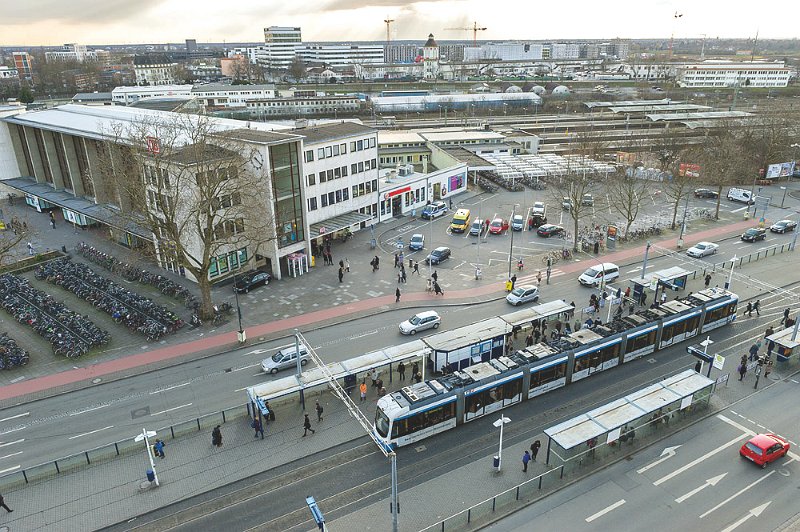 03_Mobinetz.jpg - März: Im Rahmen des Mobilitätsnetzes soll die Haltestelle vom Hauptbahnhof ohne Überschreiten einer Straße erreichbar gemacht werden. (Foto: Rothe)