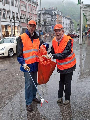 Auftakt-Bismarckplatz-156.jpg - Sie putzen auch bei schlechtem Wetter mit: Gemeinderäte, Bürgermeister Wolfgang Erichson und Rolf Friedel, Leiter des Amts für Abfallwirtschaft und Stadtreinigung. (Foto: Rothe)