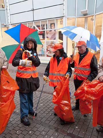 Auftakt-Bismarckplatz-316.jpg - Sie putzen auch bei schlechtem Wetter mit: Gemeinderäte, Bürgermeister Wolfgang Erichson und Rolf Friedel, Leiter des Amts für Abfallwirtschaft und Stadtreinigung. (Foto: Rothe)