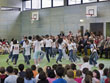 Turnend, tanzend und singend nahmen die Schüler die sanierte Turnhalle der Grundschule Emmertsgrund in Besitz. (Foto: Rothe)