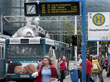 Anzeigetafeln, wie sie heute schon am Hauptbahnhof stehen, wird die RNV auch auf dem Bismarckplatz installieren. (Foto: Rothe)