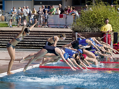 Beim Start springen die ersten Vertreter der Mannschaften voller Elan ins Wasser, um sich einen sportlichen Wettkampf zu liefern