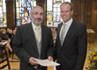 Von Oberbürgermeister Dr. Eckart Würzner nahm Wolfgang Erichson (links) die Ernennungsurkunde zum Beigeordneten der Stadt Heidelberg entgegen. (Foto: Rothe)