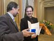 Bürgermeister Dr. Joachim Gerner überreicht Sherko Fatah den Hilde-Domin-Preis.           