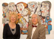 Egon Hassbecker mit seiner Lebensgefährtin Barbara Schulz vor einem Bild von Mario Chichorro im Museum Haus Cajeth.