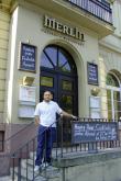 Manuel Altunkaya, stolz vor seinem Café Merlin
