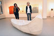 Lynn Schoene (links) und Elke Weickelt im Forum für Kunst, im Vordergrund ein weißes Boot.