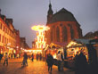 Symbol des Weihnachtsmarktes: die Weihnachtspyramide auf dem Marktplatz	         (Foto: HM)