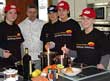 Die Teilnehmerinnen am Wettbewerb mit dem Stadtwerke-Koch in der Küche