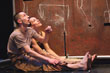 Szene aus dem Gastspiel „Fallschirmspringer – oder Die Kunst des Fallens“ des Theaters Mala Scena aus Zagreb (Foto: Theater)