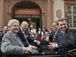 Wie einst der Großherzog: Ministerpräsident Oettinger, OB Dr. Eckart Würzner, Freundeskreisvorsitzender Dr. Dr. Peter Volz und Regierungspräsident Rudolf Kühner (von rechts) fuhren in der „Jubiläumskutsche“. (Foto: Rothe)