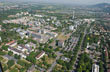 Parkplätze und Parkpaletten säumen derzeit die Berliner Straße (rechts im Bild). (Foto: Medienzentrum des Universitätsklinikums Heidelberg)