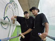 Die Graffiti-Künstler Pablo Fontagnier (links) und Mike Arthur gestalten das Gebäude auf dem Messplatz. (Foto: Rothe)