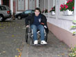 Schüler/innen untersuchten, ob Rampen für Rollstuhlfahrer zu städtischen Gebäuden die vorgeschriebene maximale Steigung nicht überschreiten.