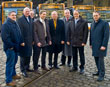 OB Eckart Würzner zusammen mit den Geschäftsführern HSB, Heidelberger Stadtwerke, RNV sowie dem Betriebsrat HSB vor den neuen Bussen.