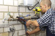 Ein Anlagenmechaniker arbeitet an einem Rohr(Foto: Kreishandwerkerschaft)