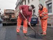 Die städtischen Mitarbeiter Dietmar Bader und Wolfgang Schell (v. l.) bessern Frostschäden an Straßen aus. (Foto: Rothe)