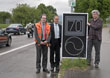 OB Dr. Eckart Würzner (Mitte), Alexander Thewalt (links), Leiter des Amtes für Verkehrsmanagement, und Axel Rohr, Abteilungsleiter Verkehrstechnik, mit der Grüne-Welle-Anzeige. (Foto: Rothe)