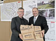Erster Bürgermeister Bernd Stadel (rechts) und der Vorsitzende des Preisgerichts Prof. Franz Pesch mit dem Siegerentwurf (Foto: Rothe)