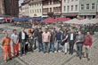 Einheitliche Schattenspender für heiße Tage: Erster Bürgermeister Bernd Stadel (2. von rechts) mit den Marktplatz-Wirten und Vertretern der beteiligten städtischen Ämter. (Foto: Rothe)