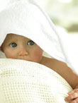 Baby in Tücher gewickelt (Foto: fotosearch.de)