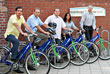 Die Fahrräder der Stadtwerke sind in den Farben der Klimaschutzkampagne in blau und grün lackiert.