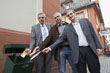 Nahmen den ersten neuen Abfallbehälter sofort in Betrieb: (von links) Ulrich Jonas, Michael Kraft und Kümmerer Jörg Hormann. (Foto: Rothe)