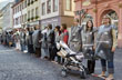 Die Domino-Menschenkette in der Hauptstraße (Foto: Rothe)