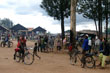 Eines der beiden großen Projekte von FÖLT in Butare: die Fahrradwerkstatt. Dort erhalten arbeitslose Jugendliche die Gelegenheit zu einer Ausbildung. (Foto: FÖLT)