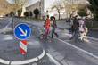 Eine neue Querungshilfe in der Mönchhofstraße erlaubt das sichere Wechseln der Gehwegseiten.
