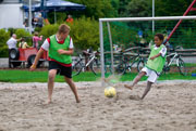 Fussball spielende Kinder (Foto: Fülop)