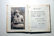 Aufgeschlagenes Poesiealbum aus dem Jahr 1947 (Foto: Lisa Wieser)