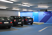Parkhaus P10. Blick auf drei in einer Reihe parkende Autos im blauen Deck des Parkhauses P10. (Foto: SWH)