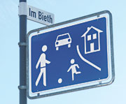 Straßenschild Im Bieth. Darunter ein blaues Schild: verkehrsberuhigter Bereich. (Foto: wmxdesign)