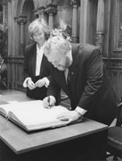 OB Christian Schramm unterzeichnete im September 1991 den Partnerschaftsvertrag und trug sich damals auch ins Goldene Buch der Stadt Heidelberg ein. Im Hintergrund die damalige Oberbürgermeisterin Beate Weber.