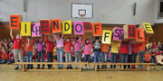 Die Kinder der Eichendorffschule feiern die Verwandlung ihrer Schule in ein farbenfrohes Schmuckstück. 