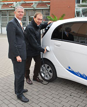 Alfred Kappenstein, Geschäftsführer Stadtwerke Heidelberg Netze, und Michael Teigeler, Geschäftsführer Stadtwerke Heidelberg Energie laden das erste Elektroauto der Serienproduktion 