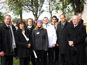 In Gurs: (von links) die Stadträte Karlheinz Rehm, Dr. Monika Meißner, Claudia Hollinger, Mitglieder des Jugendgemeinderats, OB Würzner und Alfred Jakob