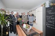 Die Küche für die neue Tagesstätte spendete der Rotary Club Heidelberg-Neckar. Unser Foto zeigt die Rotarier mit Bürgermeister Dr. Joachim Gerner (links), SKM-Geschäftsführer Bernhard Ortseifen (3. von links) und Cathleen Cofie-Nunoo vom SKM (rechts) 