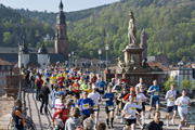 Läuferinnen und Läufer auf der Alten Brücke