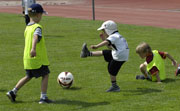 Kinder beim Fussball spielen auf dem Rasen. (Archivfoto: Kresin)