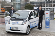 Im Februar stellten Geschäftsführer Dr. Rudolf Irmscher (links) und OB Dr. Eckart Würzner Fahrzeug und Ladesäule vor.