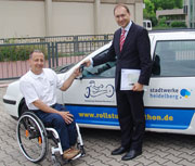 Schlüsselübergabe des gesponserten PKWs der Stadtwerke Heidelberg für den 11. Internationalen Rollstuhlmarathon (Foto: Stadtwerke Heidelberg)
