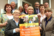 Studentenwerk, Caritasverband, Diakonisches Werk und Stadt Heidelberg stellen „Wohnen für Hilfe“  vor dem Projektbüro in der St.-Peter-Straße 2 vor.