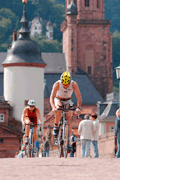 Triathleten überqueren mit dem Fahrrad die alte Brücke (Foto: Heidelberg-Man)