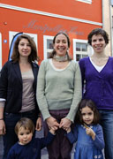 Karla Jauregui (Mitte) mit ihren zwei Mitarbeiterinnen vor dem Montpellierhaus in der Kettengasse 19	