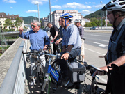Auf ihrer gemeinsamen Radtour durch Heidelberg besprachen ADFC-Mitglieder mit dem Oberbürgermeister Optimierungen des Radnetzes.