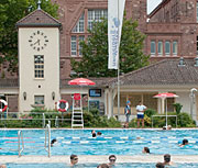 Blick auf das Thermalbad Heidelberg mit Badegästen im Vordergrund