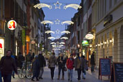 Die Hauptstraße im Sternenlicht: Neue Weihnachtsbeleuchtung sorgt für stimmungsvolle Atmosphäre in der Altstadt 