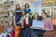 Catharina Seegelken-Lautenschläger (rechts) bei der Spendenübergabe mit Büchereidirektorin Christine Sass (2. von rechts) und Mitarbeiterinnen der Stadtbücherei. 